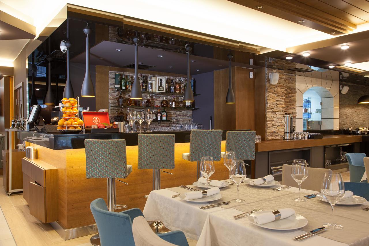 Amira Boutique Hotel 반스코 외부 사진 The bar at the restaurant